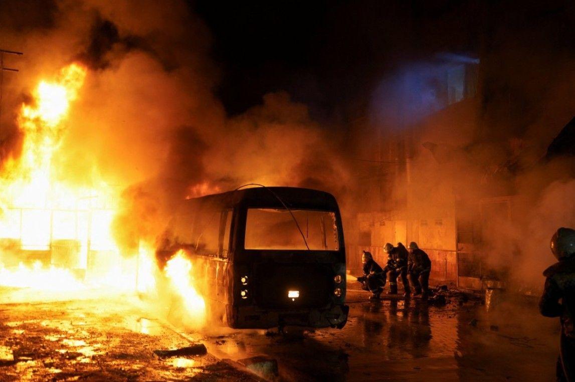 يعمل أعضاء الدفاع المدني السوري على إخماد حريق بعد قصف متجدد، وسط اشتباكات بين الجيش السوري وقوات سوريا الديمقراطية في حلب، سوريا، 8 يناير/ كانون الثاني 2026.