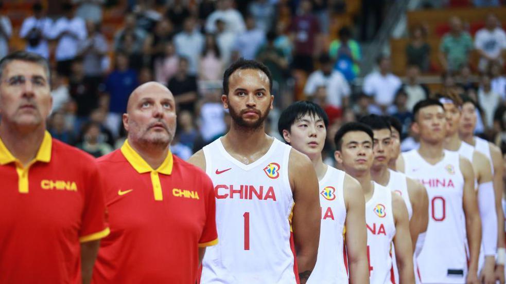 2023年8月20日，在中國廣東省深圳舉行的FIBA團結盃中，中國隊主教練薩沙・喬爾傑維奇（左二）與身穿1號球衣的李凱爾在比賽前列隊