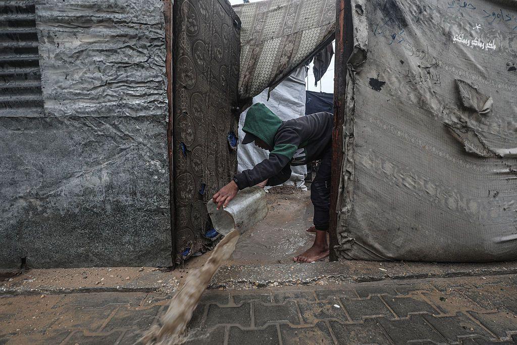 يعاني الفلسطينيون من الفيضانات التي غمرت مخيم البريج للاجئين في مدينة غزة، بعد هطول أمطار غزيرة في ١١ ديسمبر/كانون الأول ٢٠٢٥. وتتفاقم أوضاع النازحين الذين دُمرت منازلهم في الهجمات الإسرائيلية، حيث يواصلون معاناتهم ليس فقط من ويلات الصراع، بل أيضاً من تدهور الأحوال الجوية. 