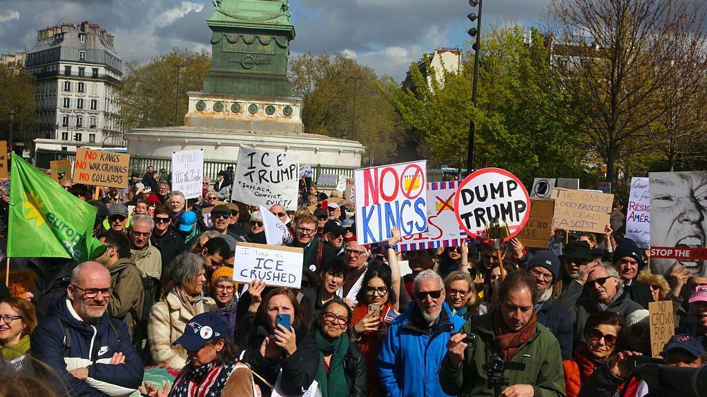 Uma multid&atilde;o composta por americanos que vivem no exterior e alguns franceses protesta na Place de la Bastille, em Paris