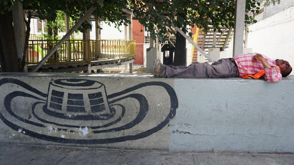 Una siesta en La Indepen, con sombrero vueltiao. 