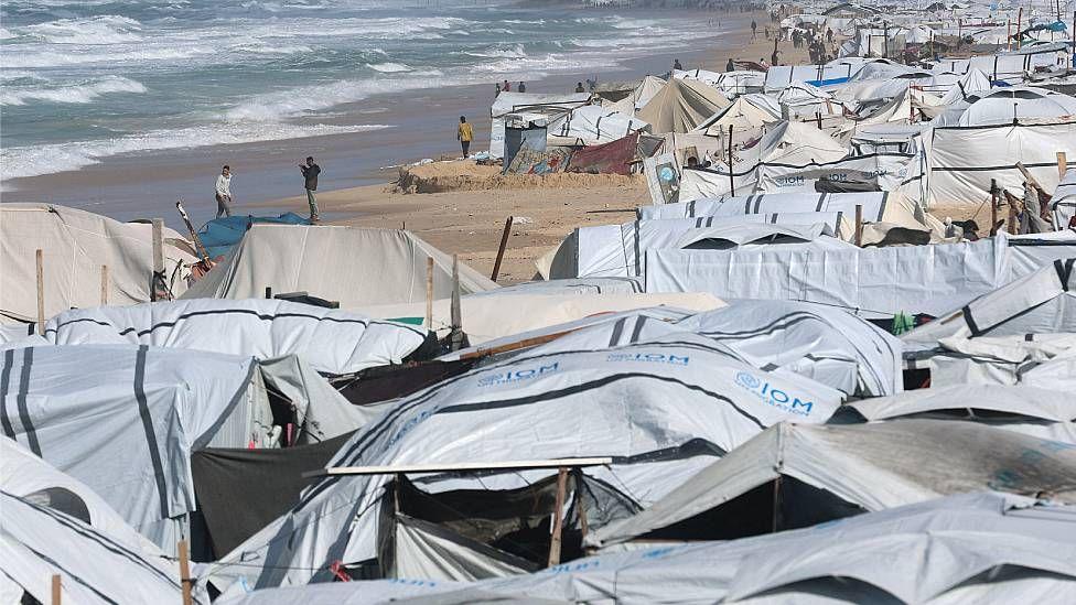 Cientos de tiendas de campaña a orillas del mar en Jan Yunis, en el sur de Gaza.