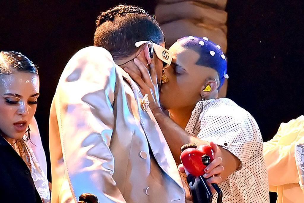 Bad Bunny beijando um dos seus bailarinos durante a entrega dos pr&ecirc;mios da MTV em 2022