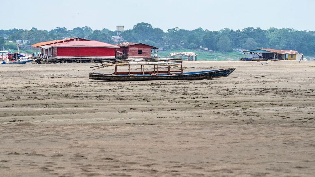 Barco encalhado no Rio Amazonas 