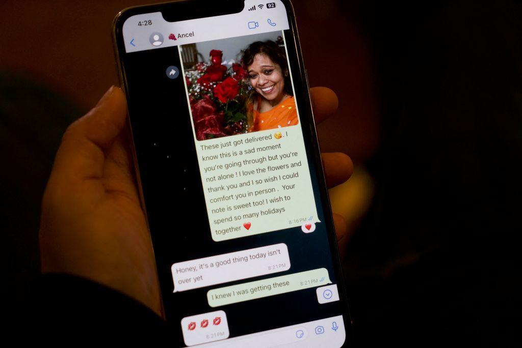 Un celular donde se ve una conversación entre una mujer y un estafador.
