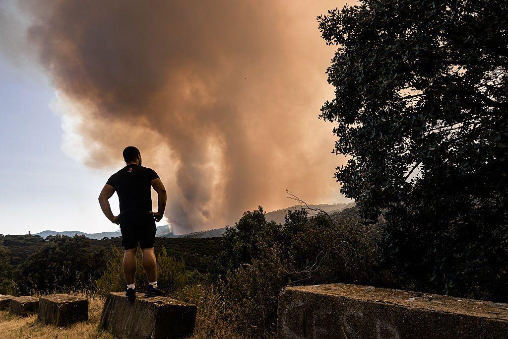 Un hombre frente al incendio en San Martín de Valdeiglesias