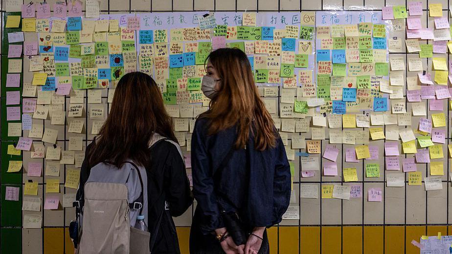 鄰近大埔宏福苑的行人隧道內，有人貼上便利貼，寫滿留言。