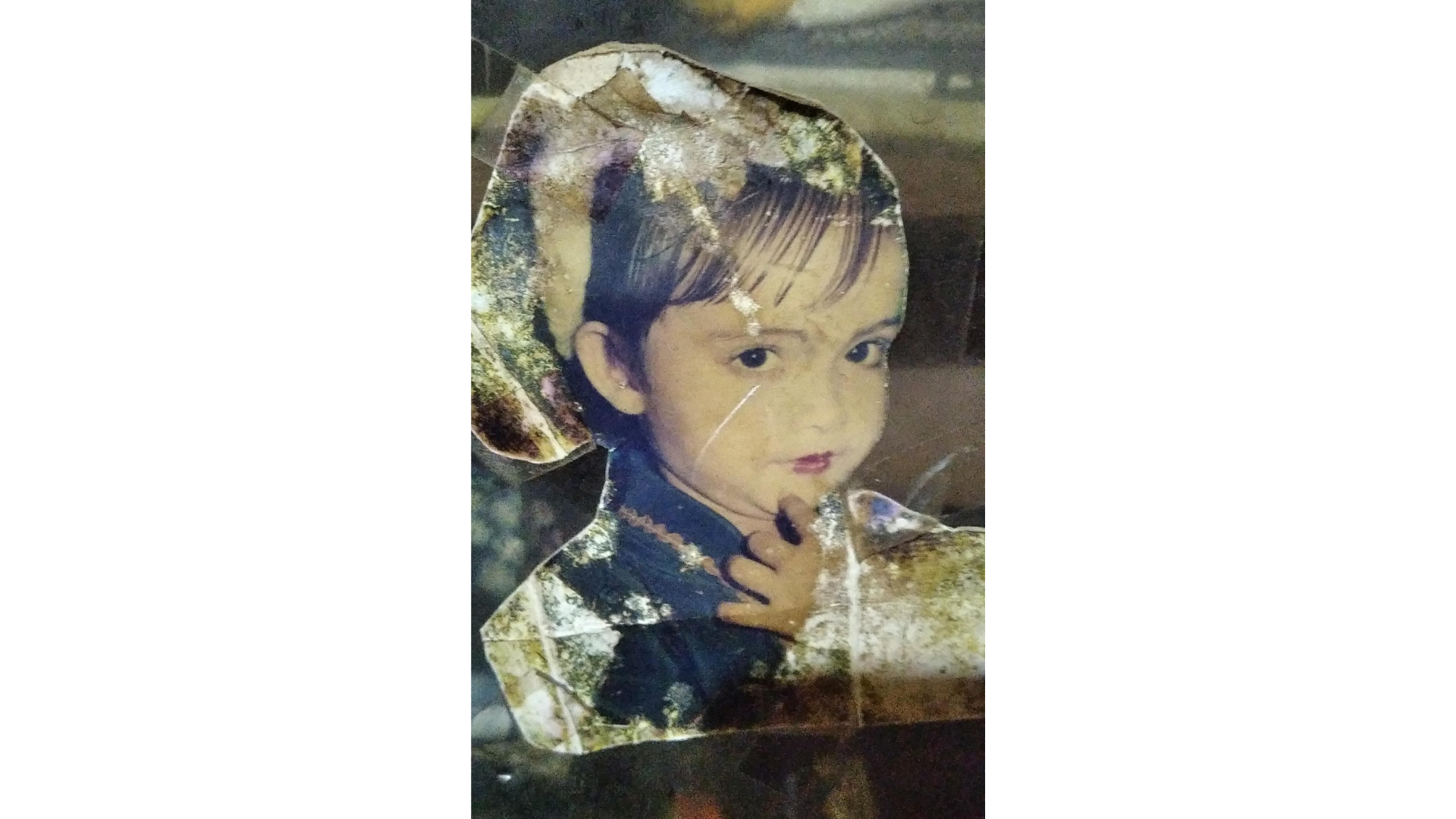 Foto de Fatma cuando niña vistiendo un atuendo tradicional indonesio