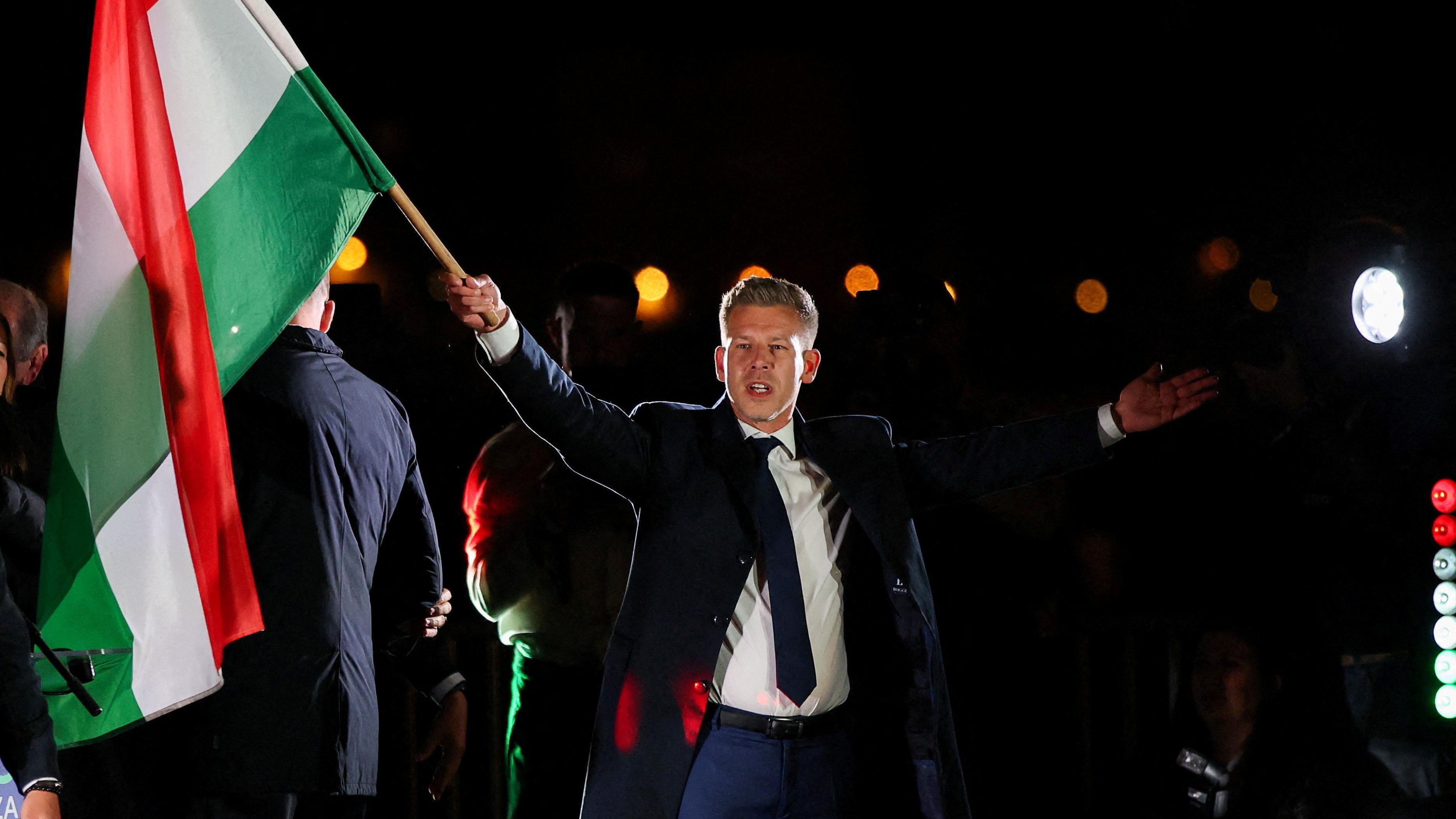 Peter Mađar maše mađarskom zastavom u izbornoj noći
