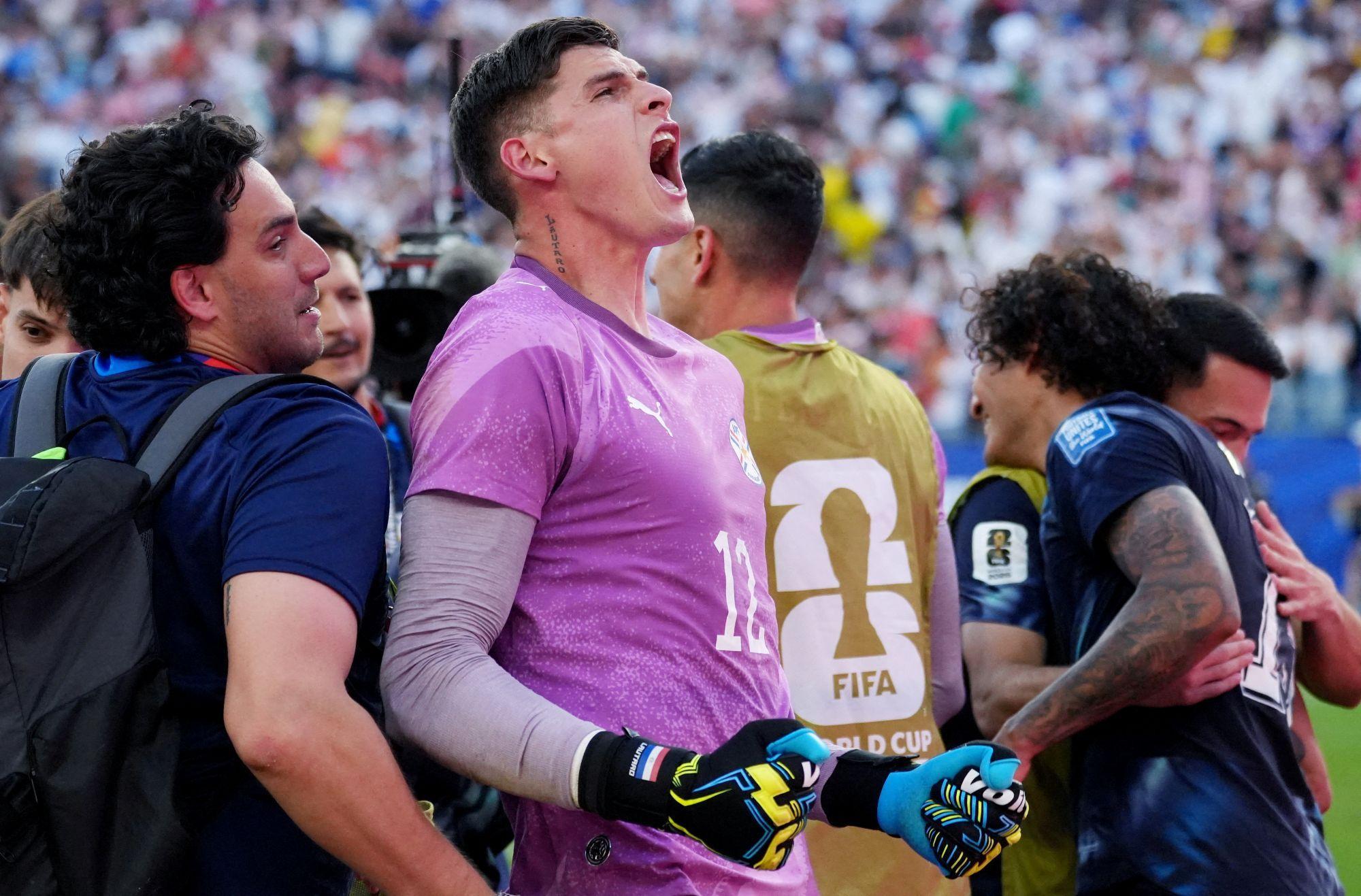 Goleiro paraguaio Orlando Gill 