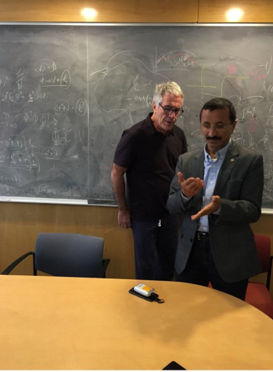 El sultán con Epstein, en una imagen divulgada por el Departamento de Justicia de EE.UU.