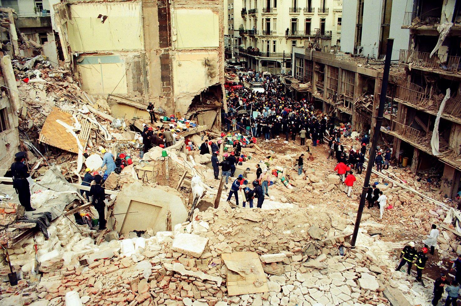Rescatistas trabajan entre los escombros de una edificación caída