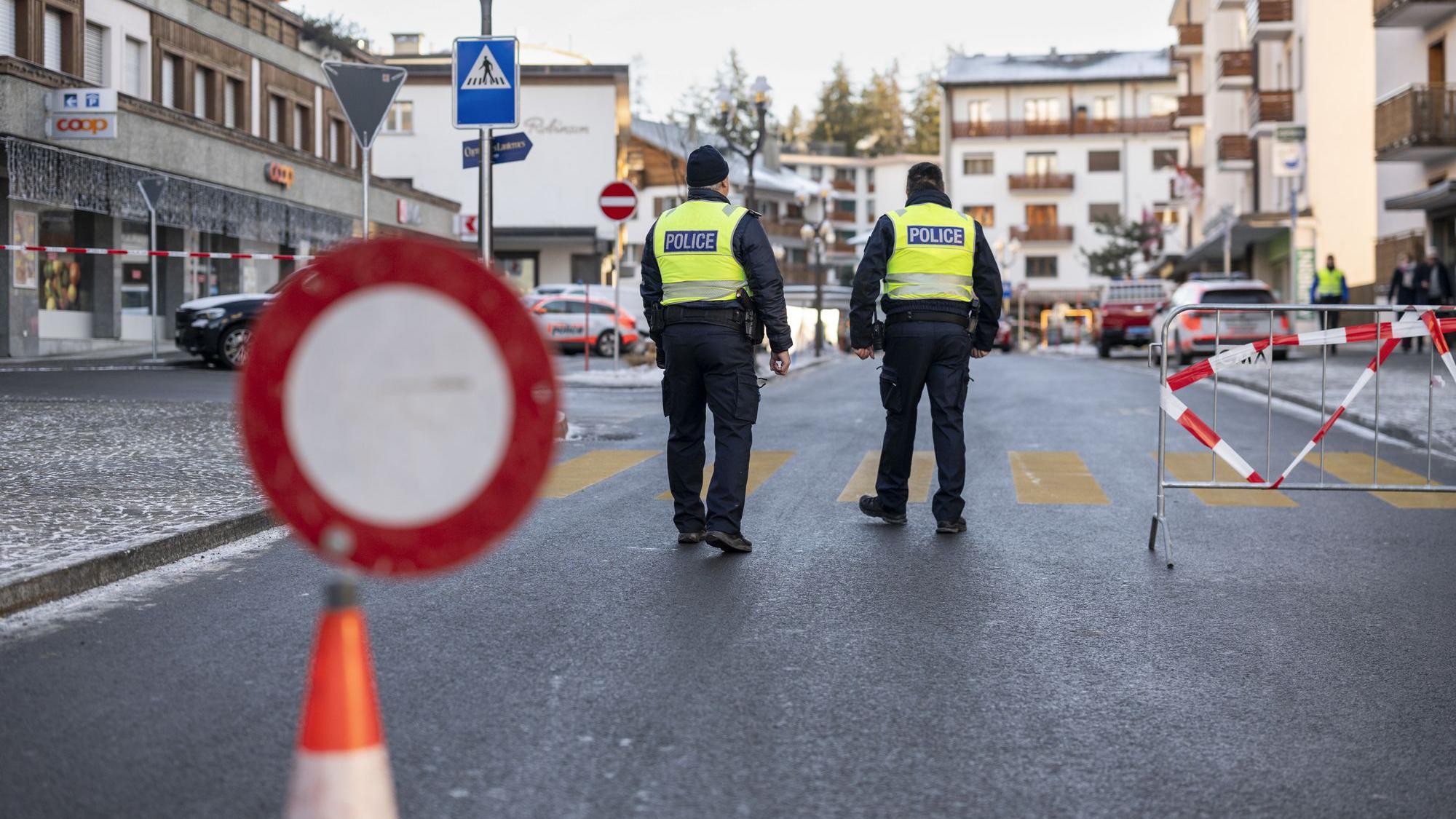 Desetine ljudi stradalo u požaru u ski centru u Švajcarskoj 3 Policajci stoje pored mesta gde je izbio požar