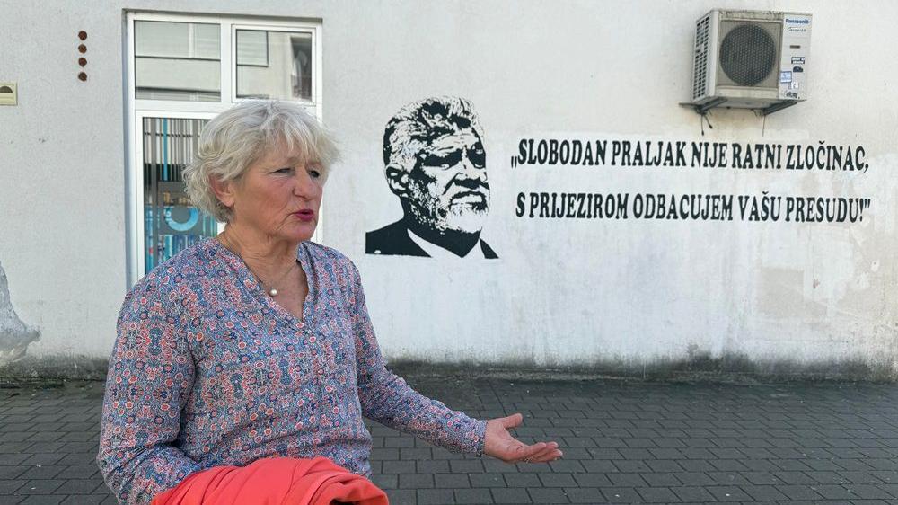 žena pored murala osuđenom hrvatskom generalu Slobodanu Praljku, koji se ubio u sudnici Haškog tribunala