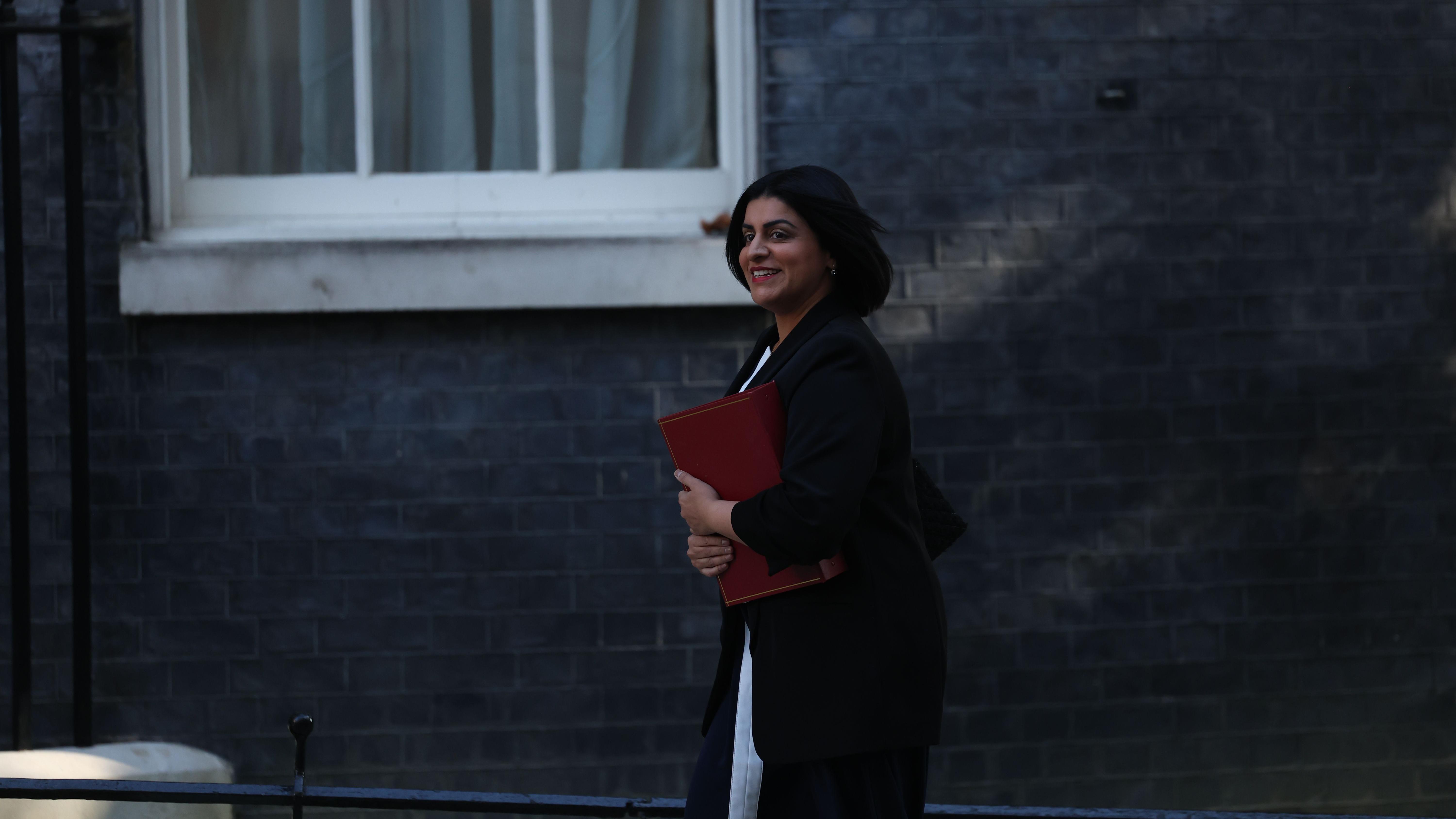 وزيرة الداخلية البريطانية شبانا محمود تسير متجهة نحو اجتماع وزاري في داونينج ستريت، لندن، بريطانيا، يوم 9 سبتمبر/أيلول 2025. وهذا هو أول اجتماع وزاري منذ التعديل الوزاري الذي أجراه رئيس الوزراء البريطاني.