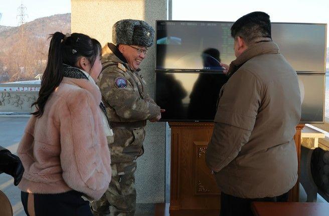 북한이 전날 발사한 장거리탄도미사일은 고체연료 기반의 신형 대륙간탄도미사일(ICBM) '화성-18형'으로, 김정은 국무위원장 현지에서 '발사훈련'을 지도했다고 로동당 기관지 로동신문이 2023년 12월 19일 보도했다