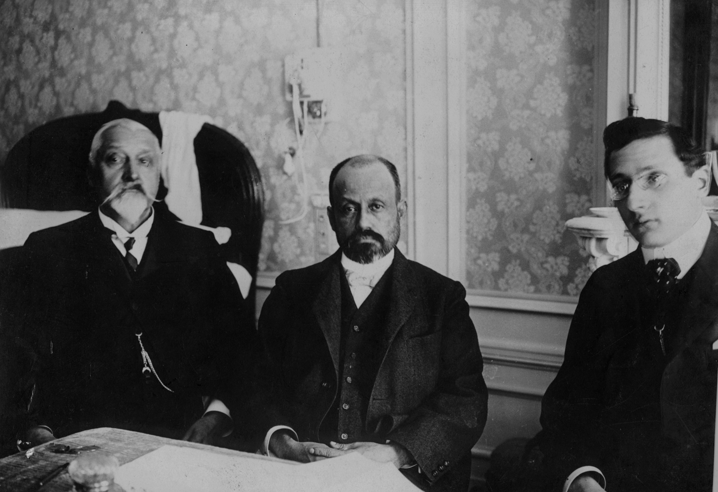 Cipriano Castro sentado en el centro junto a otros dos hombres