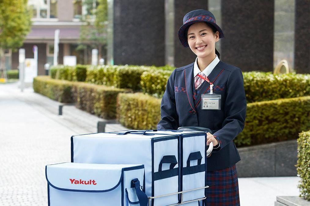 Yakult Lady con su cargamento sonríe para la cámara 