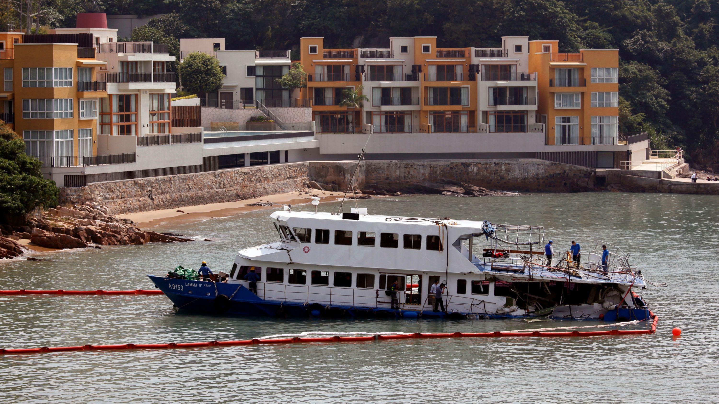 「南丫四號」客輪殘骸停放於香港南丫島岸邊（3/10/2012）