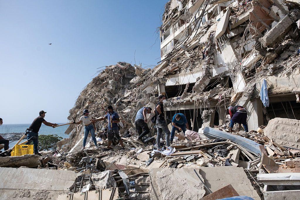 Vecinos de la Guaira intentan labores de rescate en un edificio que se derrumbó en Catia La Mar. 