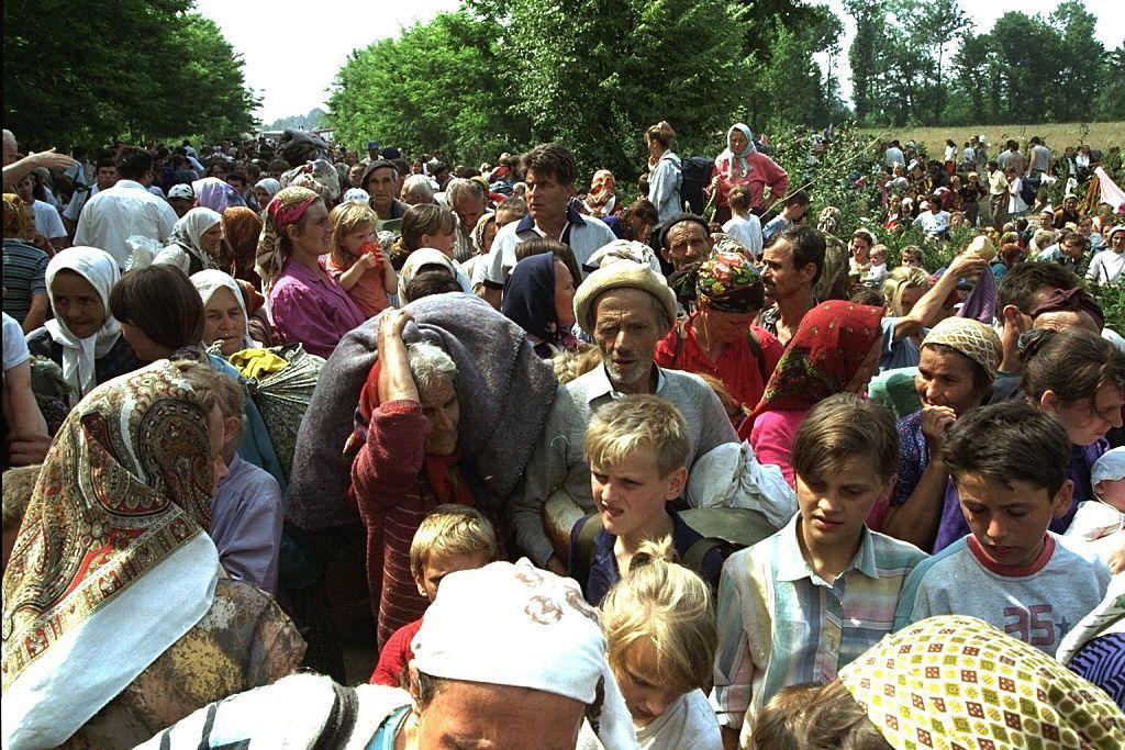 Refugiados de Srebrenica chegando ao campo de Tuzla, no norte da Bósnia