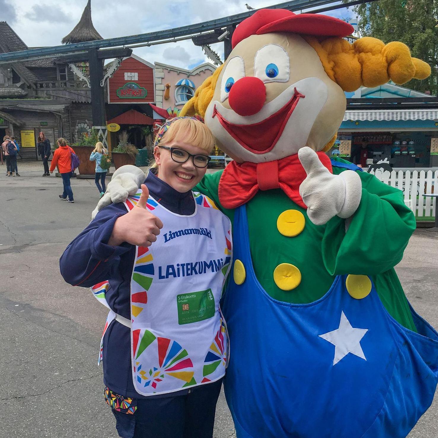 أوير إلى جانب شخص يرتدي زي دمية