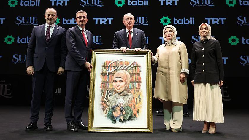 من اليسار إلى اليمين: المدير العام لـTRT محمد زاهد صباجي، ورئيس دائرة الاتصال برهان الدين دوران، والرئيس رجب طيب أردوغان، وأمينة أردوغان، ونائبة رئيس كتلة حزب العدالة والتنمية ليلى شاهين أوستا، خلال العرض الأول للمسلسل في مركز أتاتورك الثقافي.