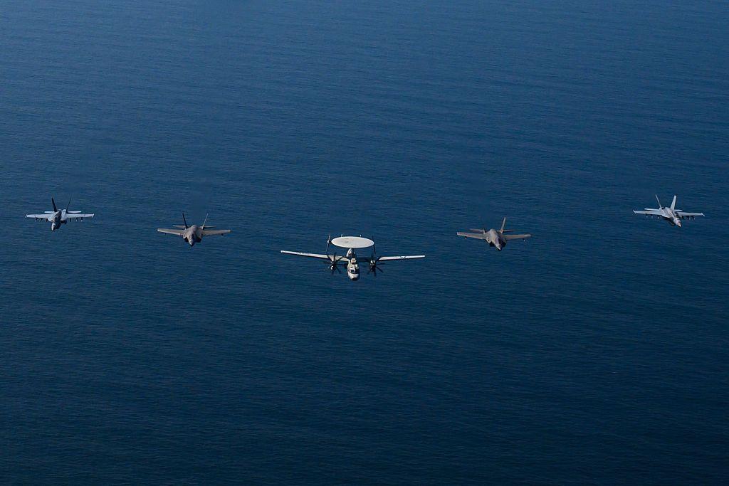 Cinco aviones de Estados Unidos vuelan en formación sobre el mar Arábigo, en una imagen difundida por el Pentágono. 