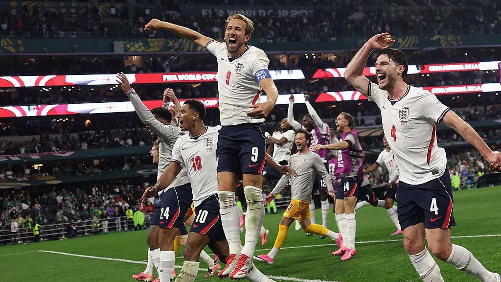 Harry Kane celebra com demais jogadores a vit&oacute;ria sobre o M&eacute;xico.