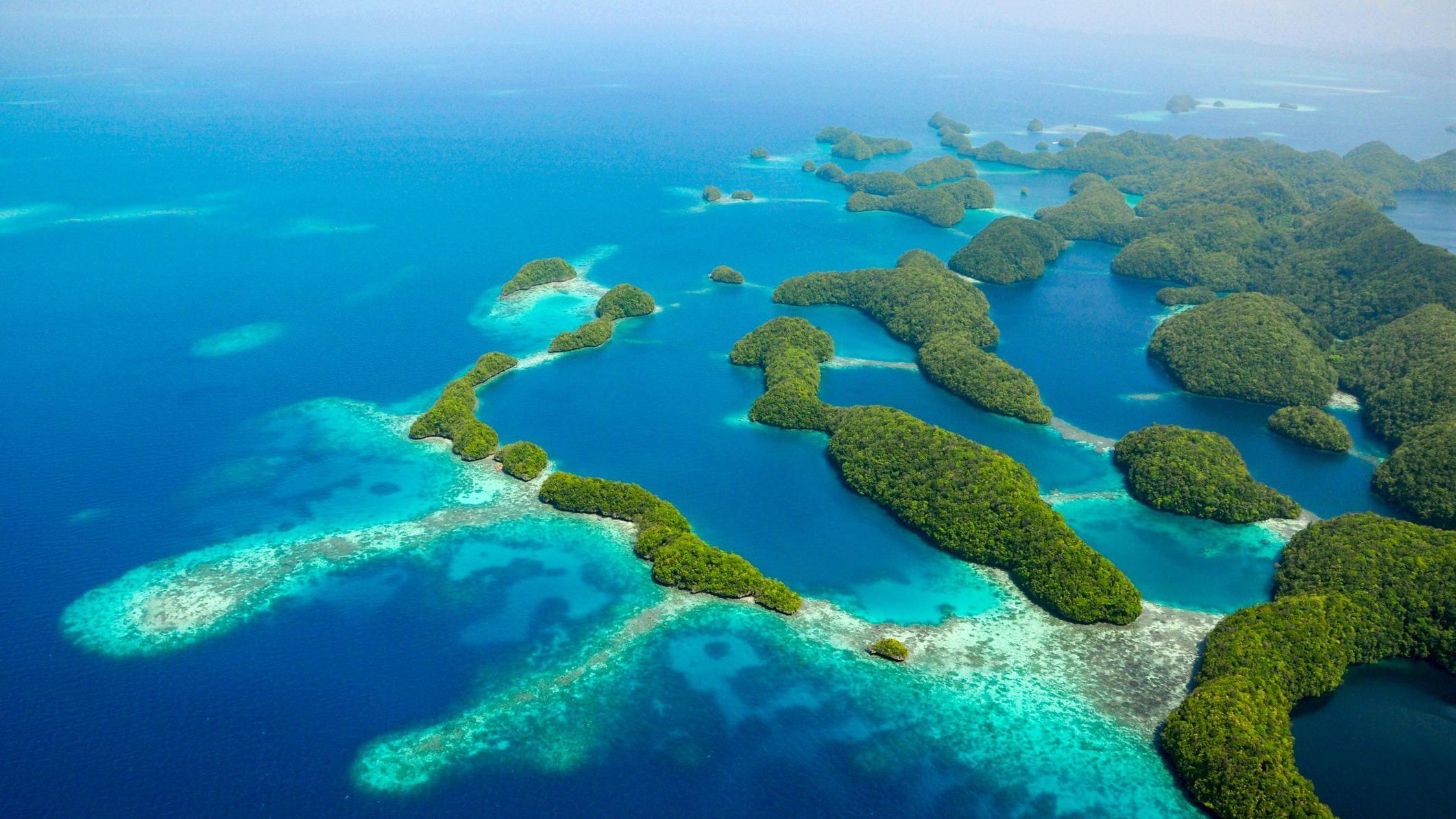 Vista desde el aire de las Islas Rocosas, República de Palaos. Vemos pequeñas islas muy verdes y aguas cristalinas.