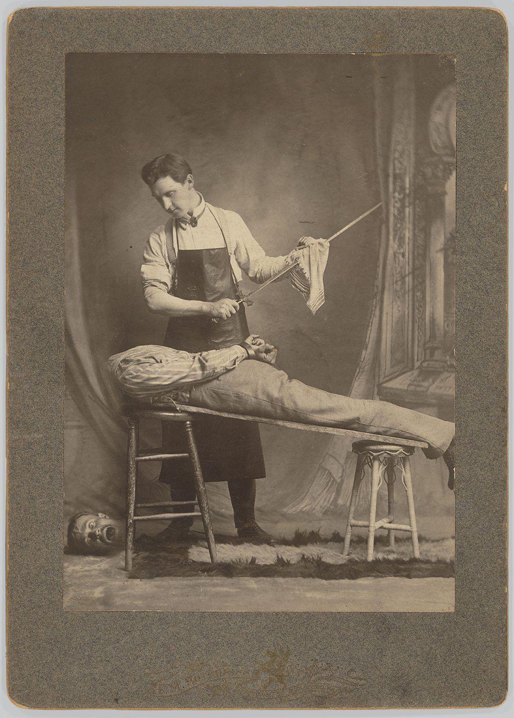 목이 잘린 몸과 비명을 지르는 듯한 머리