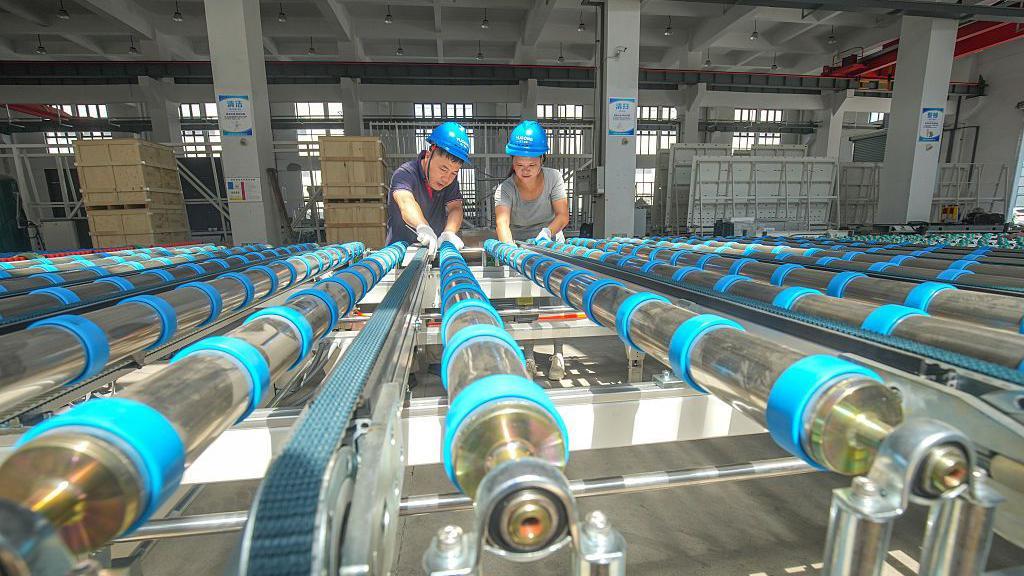 Oper&aacute;rio em f&aacute;brica na cidade de Huzhou, prov&iacute;ncia de Zhejiang, China, em 8 de setembro de 2025