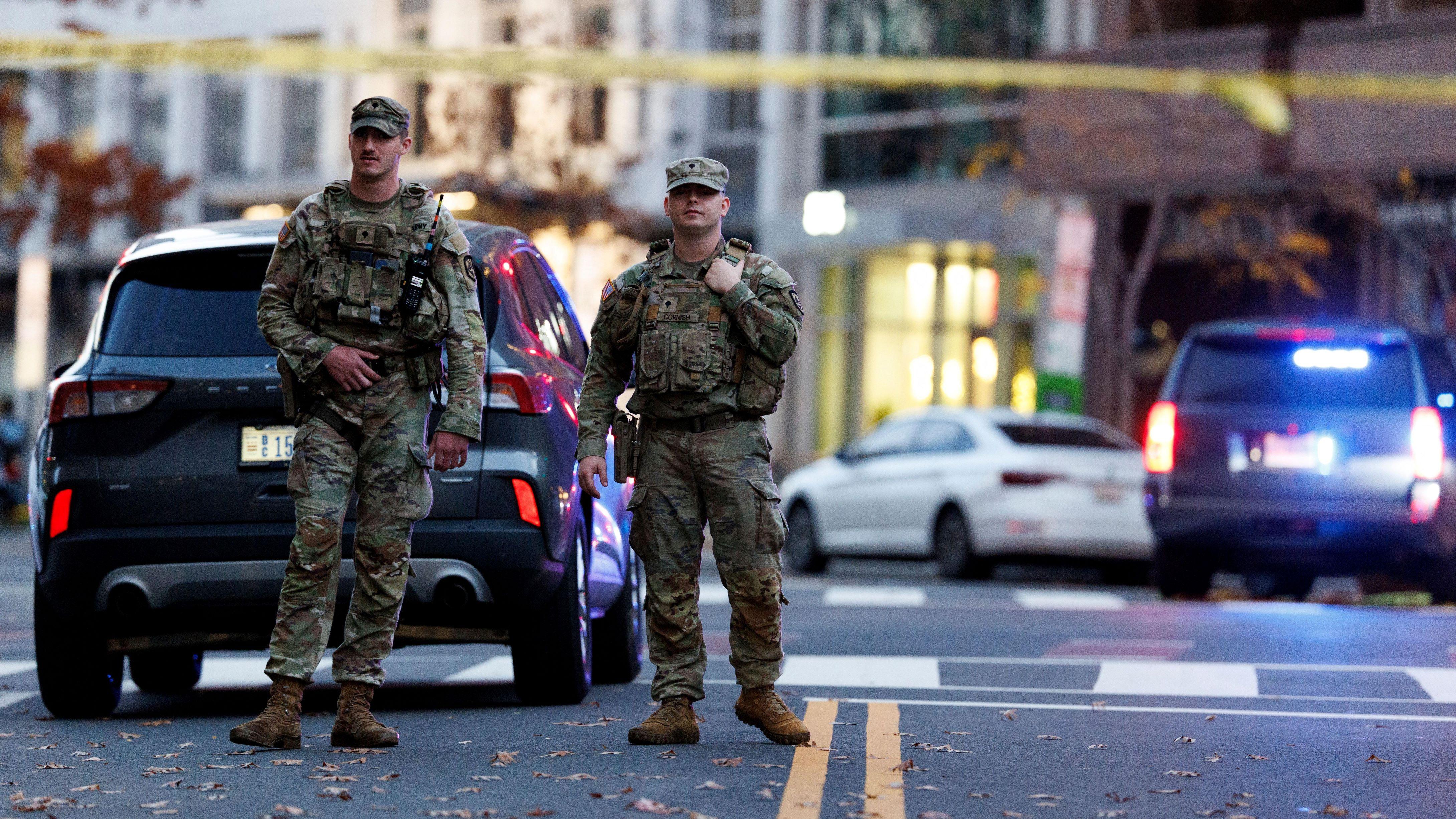 총격 사건이 발생한 현장 근처의 주 방위군