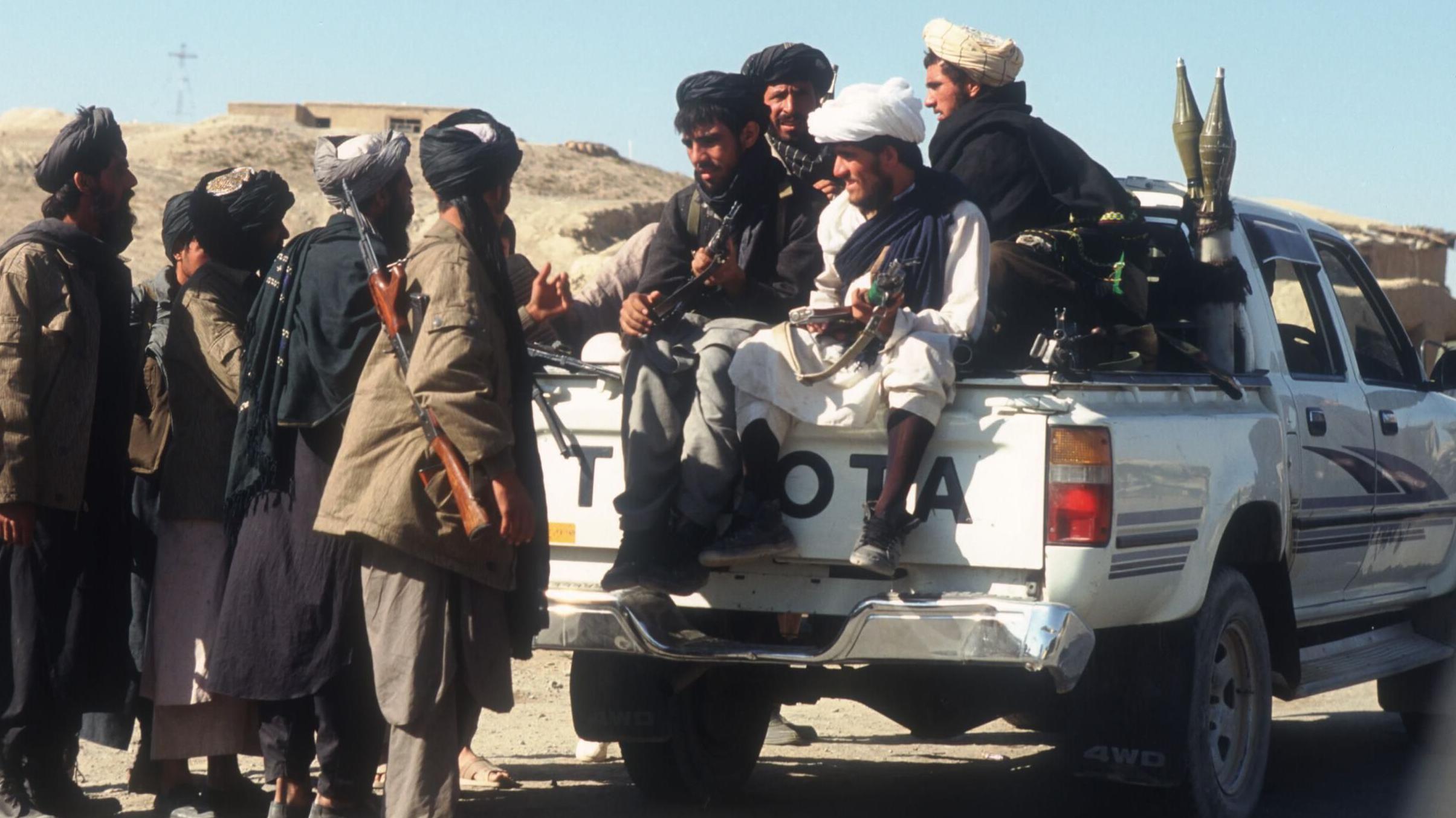 1975 میں بگرام ایئر بیس پر طالبان عسکریت پسند ٹویوٹا ہائیلکس گاڑی میں سوار ہیں