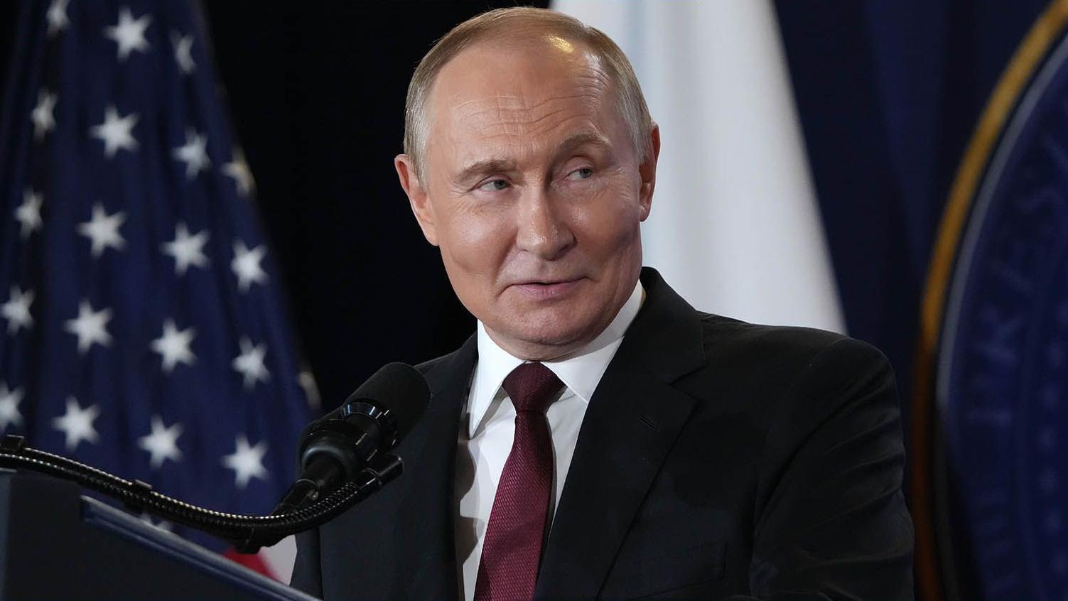 الرئيس الروسي فلاديمير بوتين يدلي بتصريح خلال مؤتمر صحفي 