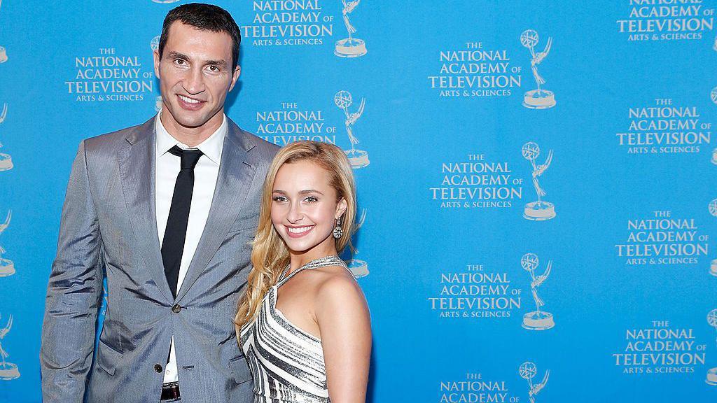 Na fotografia, Wladimir Klitschko, vestido com um terno cinza, aparece sorrindo com o bra&ccedil;o em volta de Panettiere, que tamb&eacute;m sorri durante a recep&ccedil;&atilde;o do Emmy Awards em 2013.