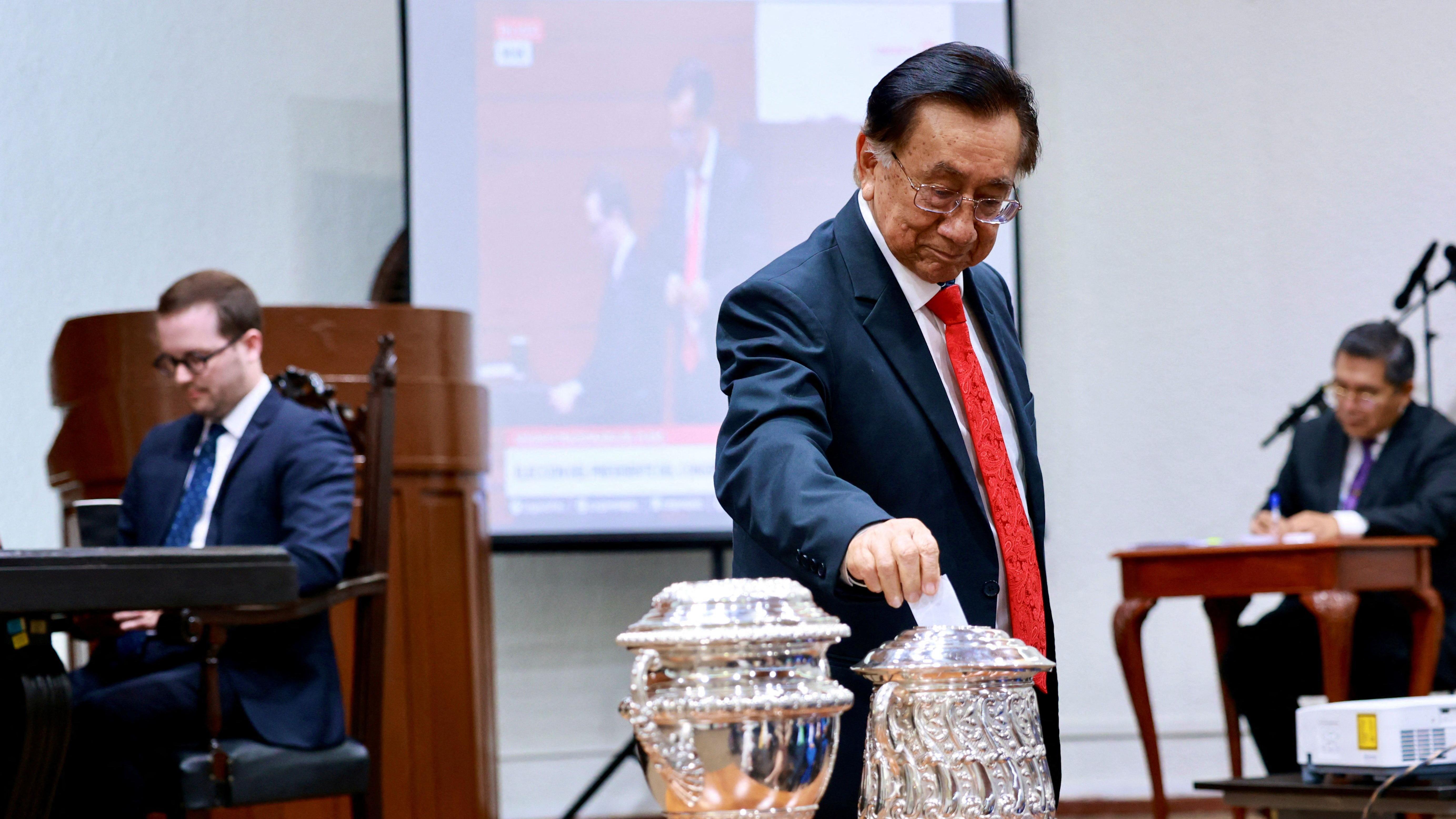 José María Balcázar deposita una papeleta en una ánfora plateada. 