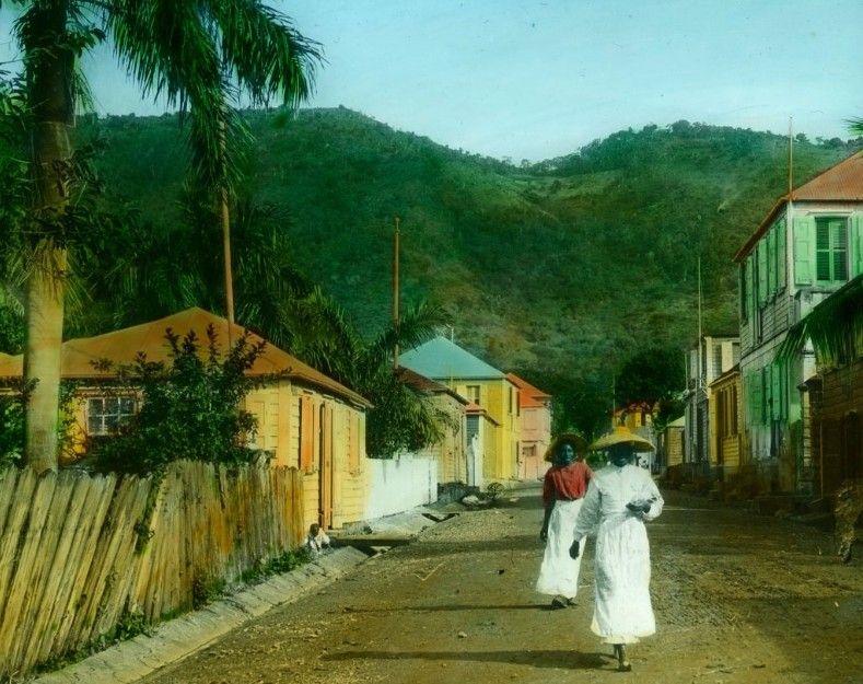 امرأتان في شارع بجزيرة سانت توماس، في صورة تعود إلى حوالي عام 1890