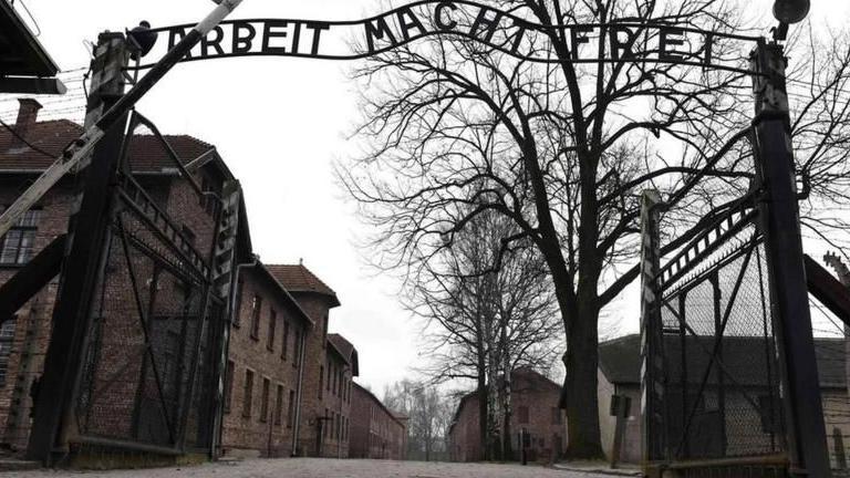 صورة لما يبدو أنه معسكر اعتقال