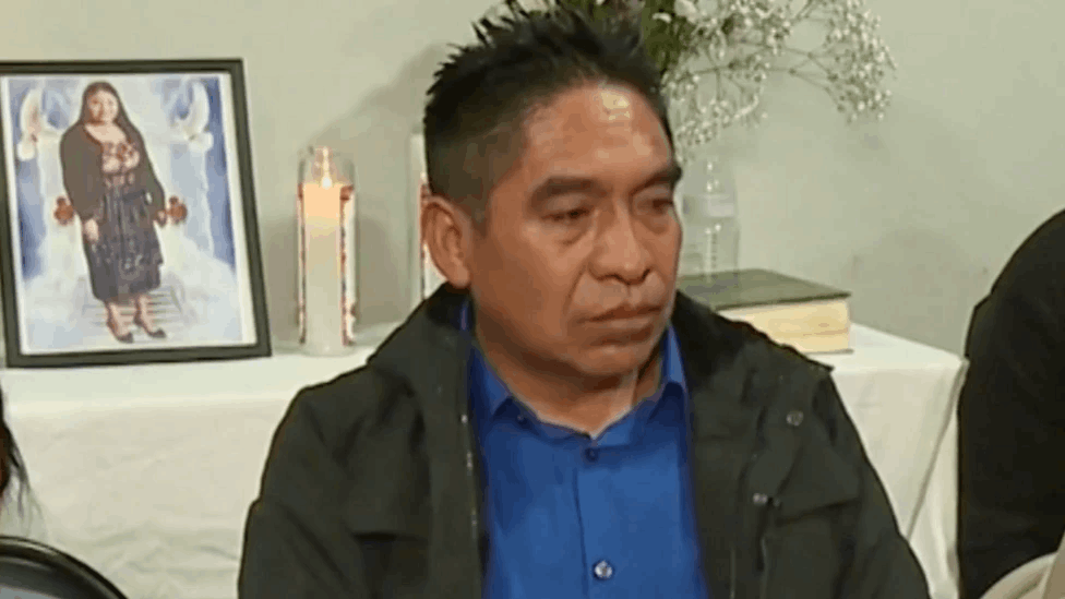 Una captura de una entrevista en televisión de Mauricio Velásquez y detrás se ve el altar a su fallecida esposa.