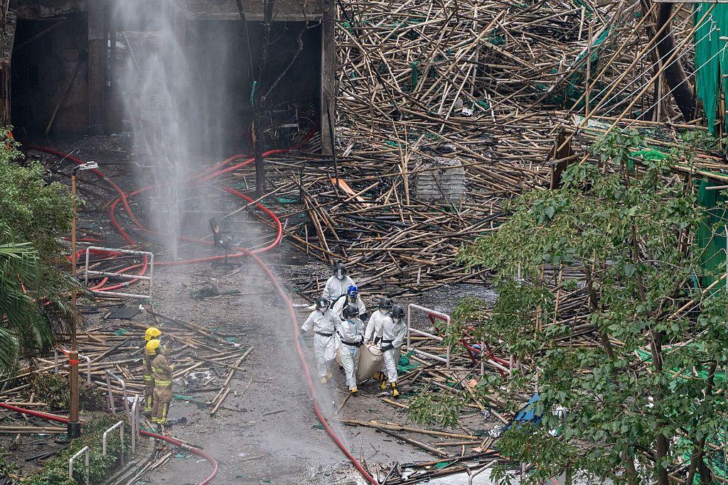 2025年11月30日，香港大埔區宏福苑發生致命火災後，身著白色全身防護服的災難遇害者辨認組在現場進行檢查。