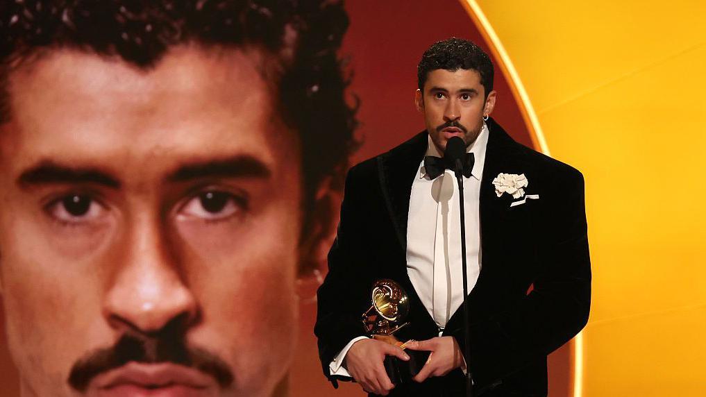 Bad Bunny acepta el premio al Mejor Álbum de Música Urbana por "DeBÍ TiRAR MáS FOToS" en el escenario durante la 68ª entrega de los GRAMMY Awards en Crypto.com Arena el 1 de febrero de 2026 