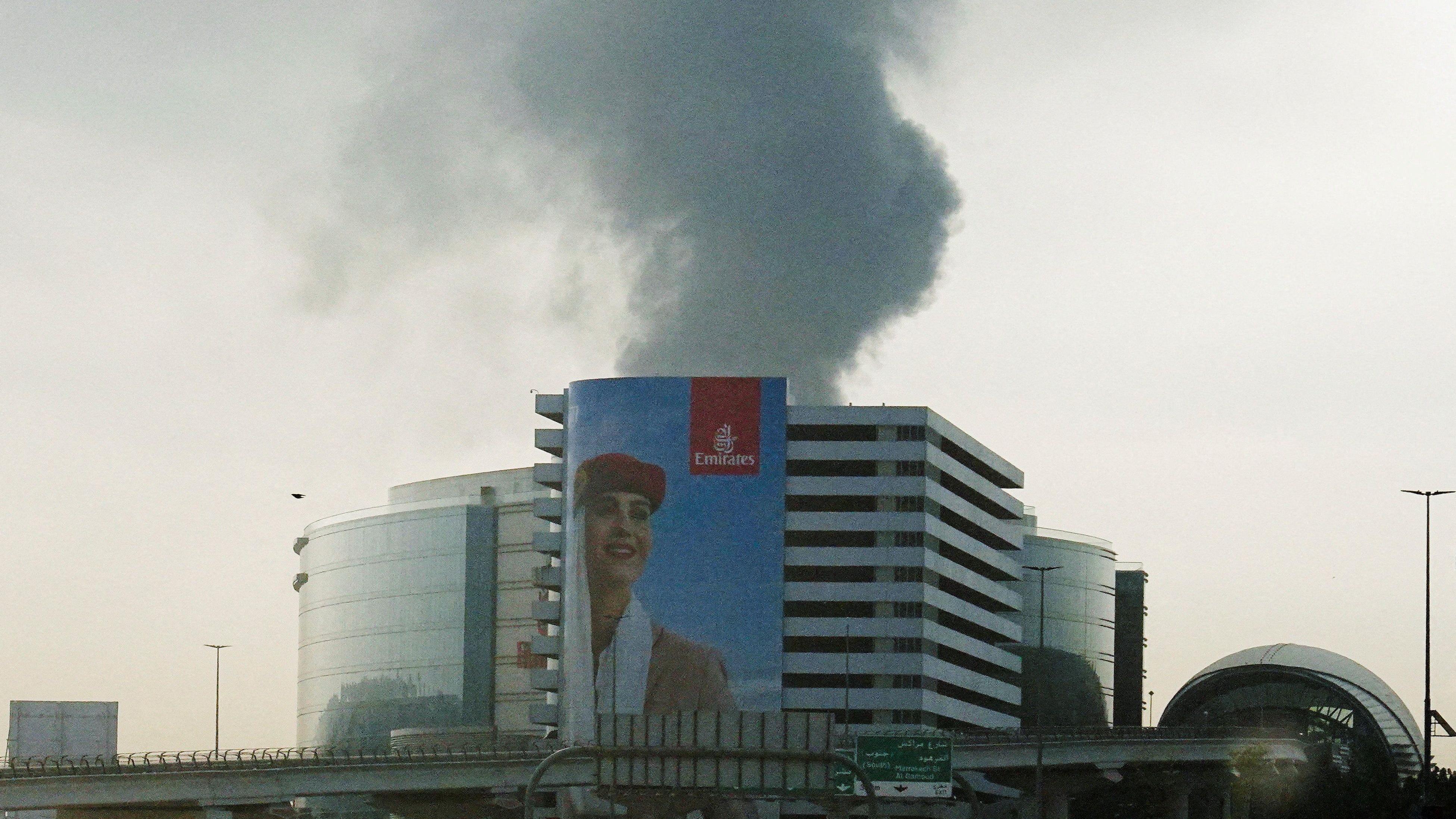 Dim iznad aerodroma u Dubaiju posle pogotka iranskih raketa i dronova