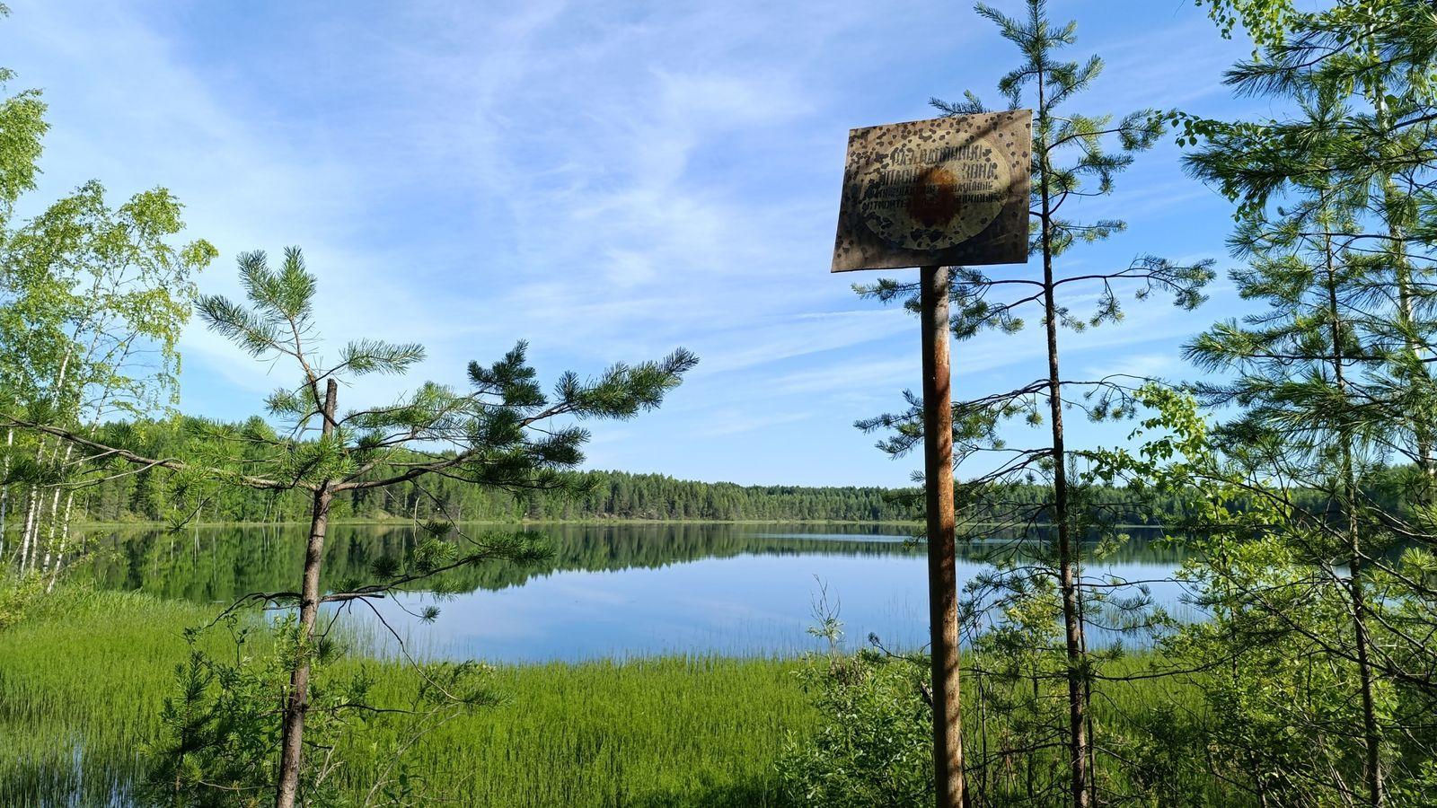 Lago Nuclear, cerca de los Montes Urales de Rusia, en un día tranquilo