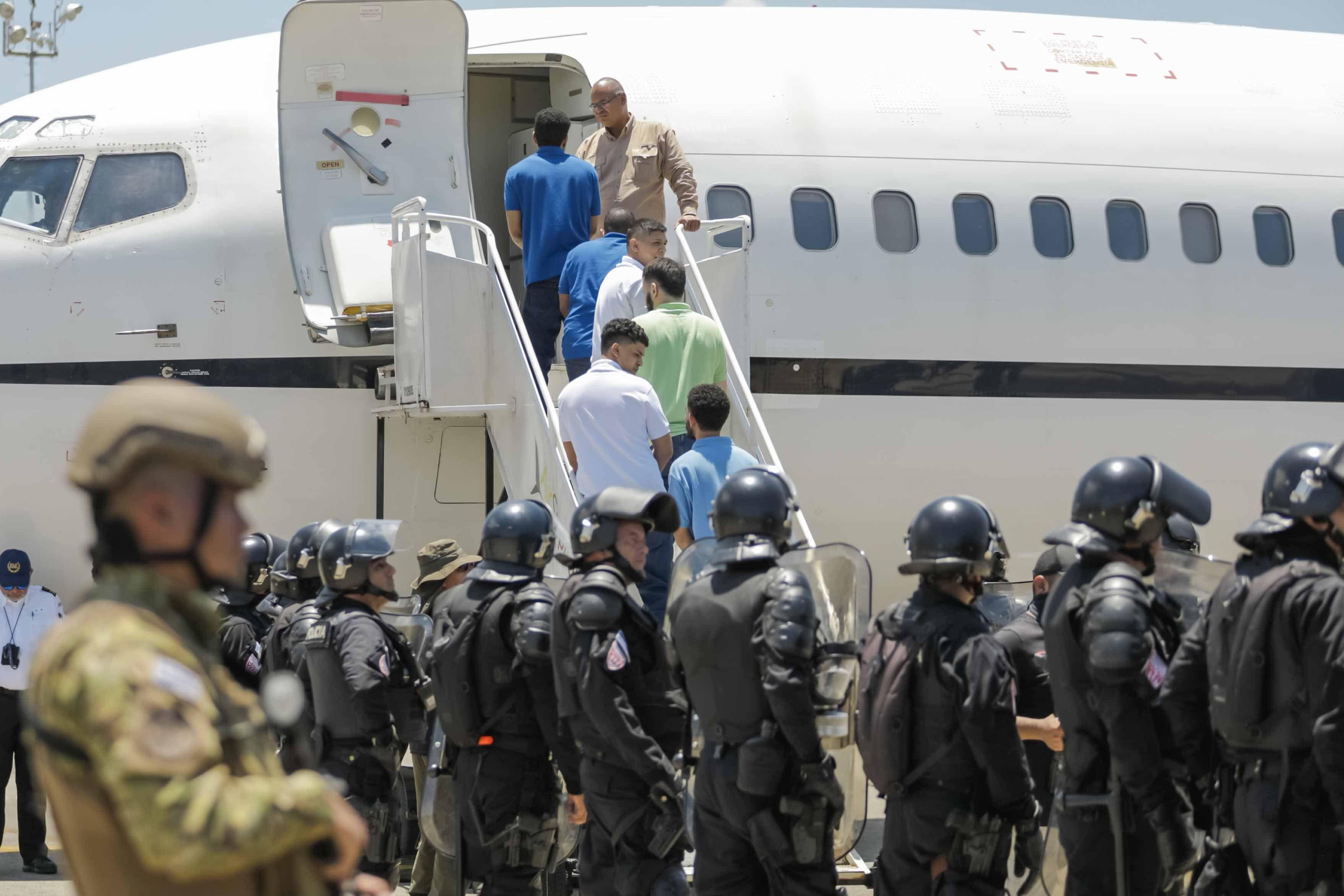 Venezolanos subiendo al avión