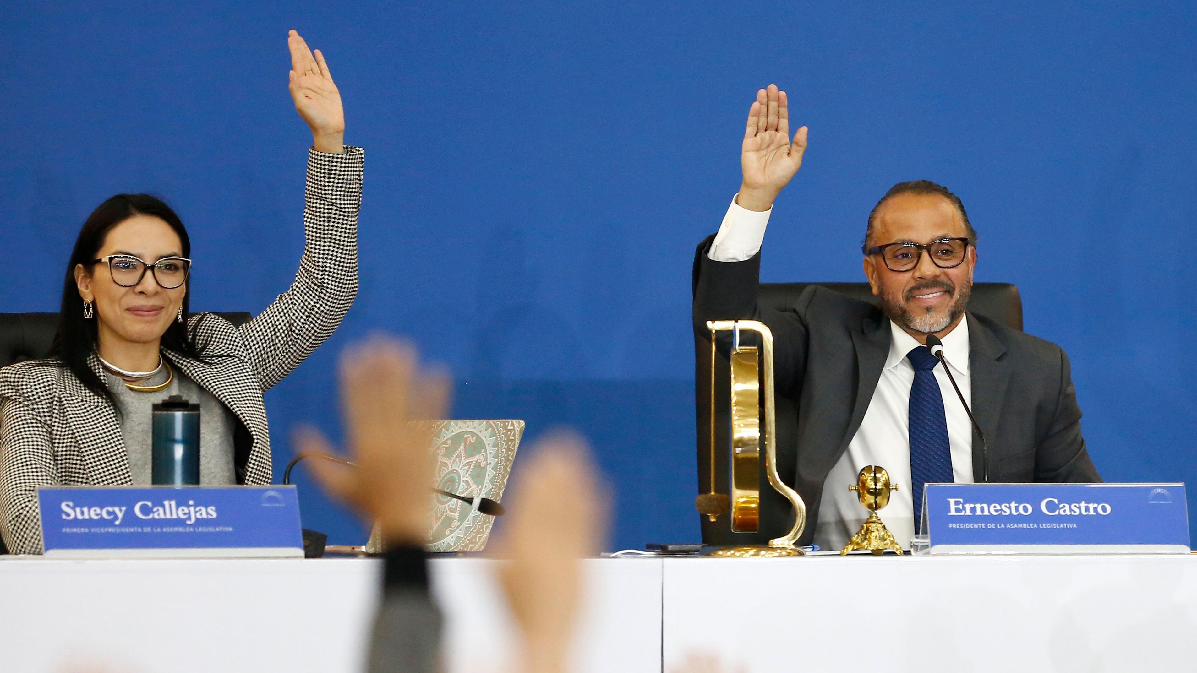 Los diputados del partido Nuevas Ideas, Suecy Callejas (izquierda) y Ernesto Castro (derecha), participan en una sesión plenaria de la Asamblea Legislativa en la que se dio luz verde a la Ley de Agentes Extranjeros, en Antiguo Cuscatlán, El Salvador, 20 de mayo de 2025. Foto de Rodrigo Sura/EPA-EFE/Shutterstock (15312599c)