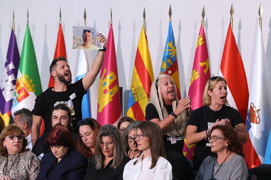 Familiares de víctimas protestan contra Mazón. 