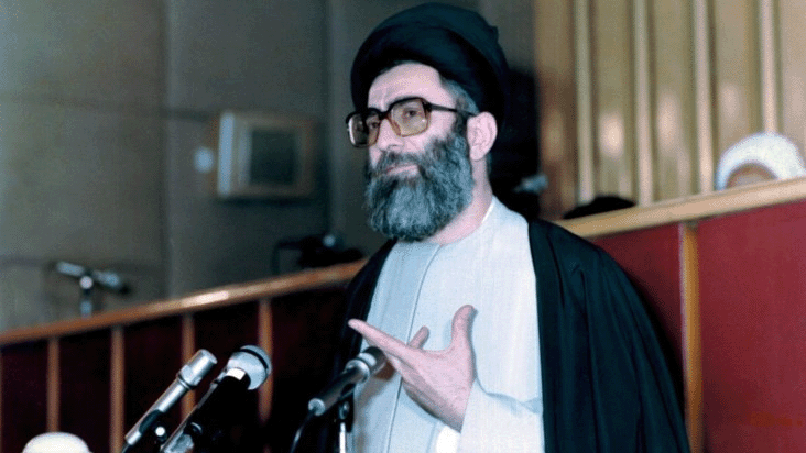 Hamnei je izjavio na sednici Skupštine eksperata za izbor novog vođe: „Čovek mora da lije krvave suze za državom islamskog društva čak i ako se samo pomene mogućnost da neko kao ja postane vođa.“