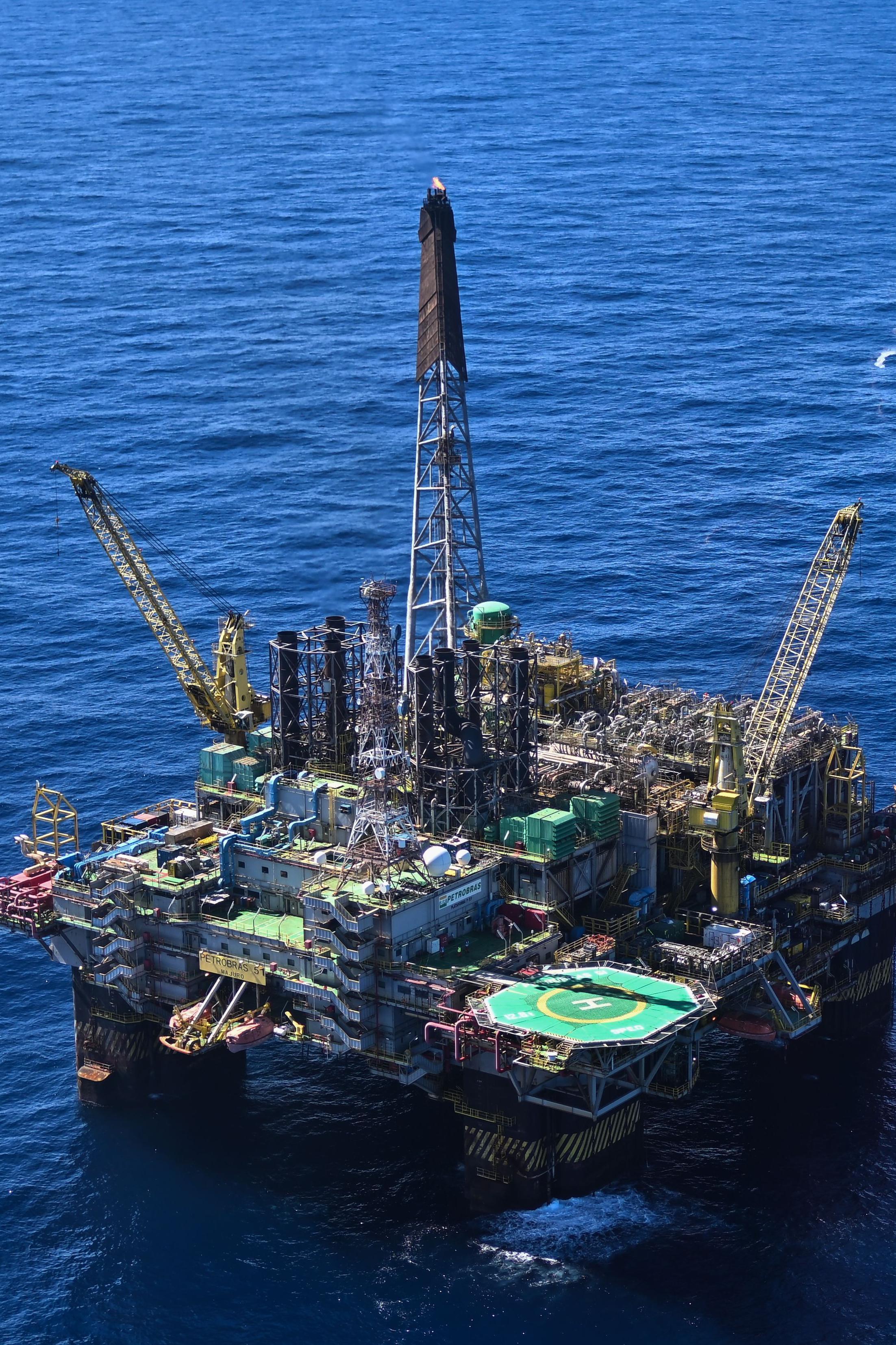 Plataforma P-51 de la petrolera brasileña Petrobras en el campo Marlim Sul, frente a la costa norte del Estado de Río de Janeiro, Brasil.
