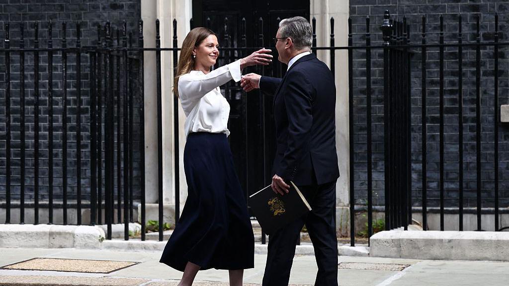 La esposa del primer ministro británico, Victoria Starmer (izquierda), abraza al primer ministro Keir Starmer (derecha) tras una declaración sobre su futuro frente al número 10 de Downing Street la mañana del 22 de junio de 2026 en Londres.